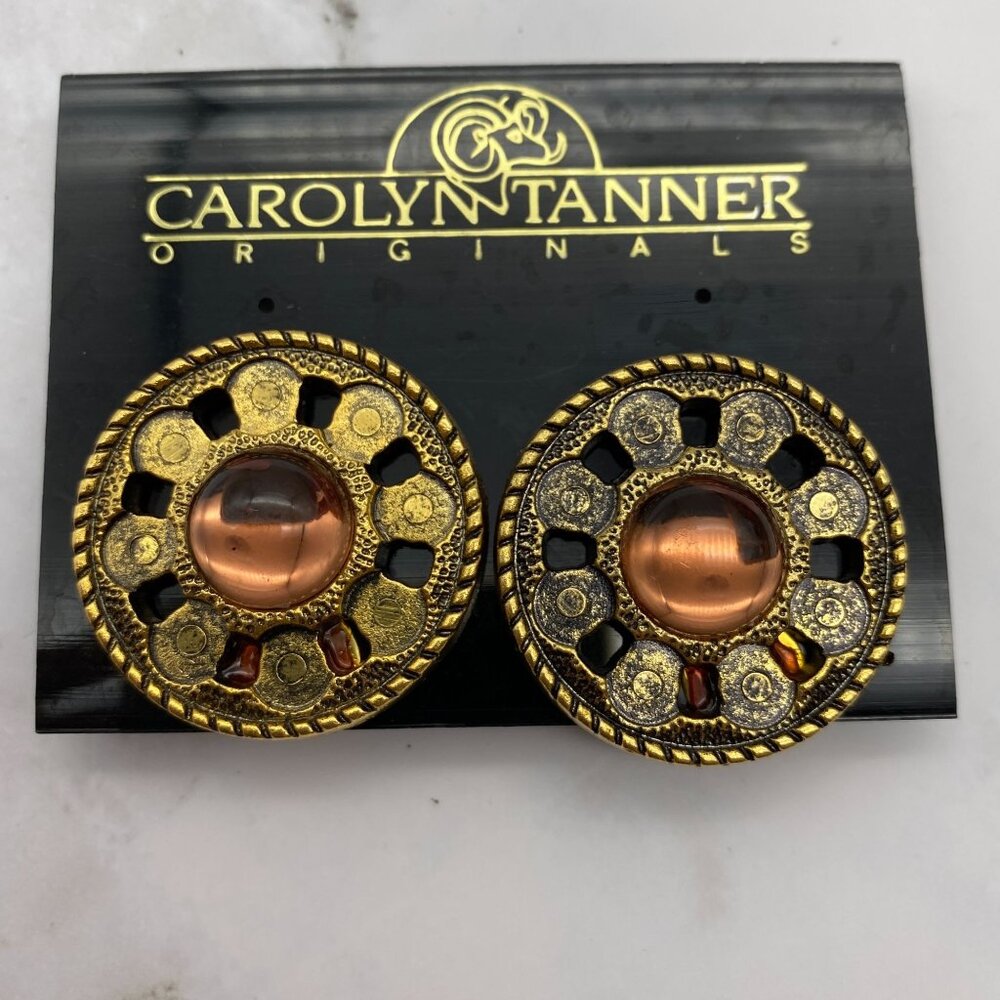 Vintage Carolyn Tanner round gold tone clip on earrings‎ amber center 90s 00s